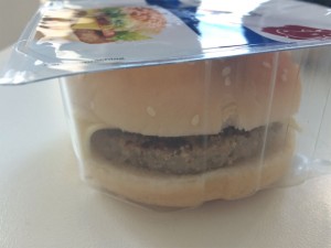 man beachte, dass selbst für die Verpackungsmaße zuviel Käse auf dem Burger liegt.