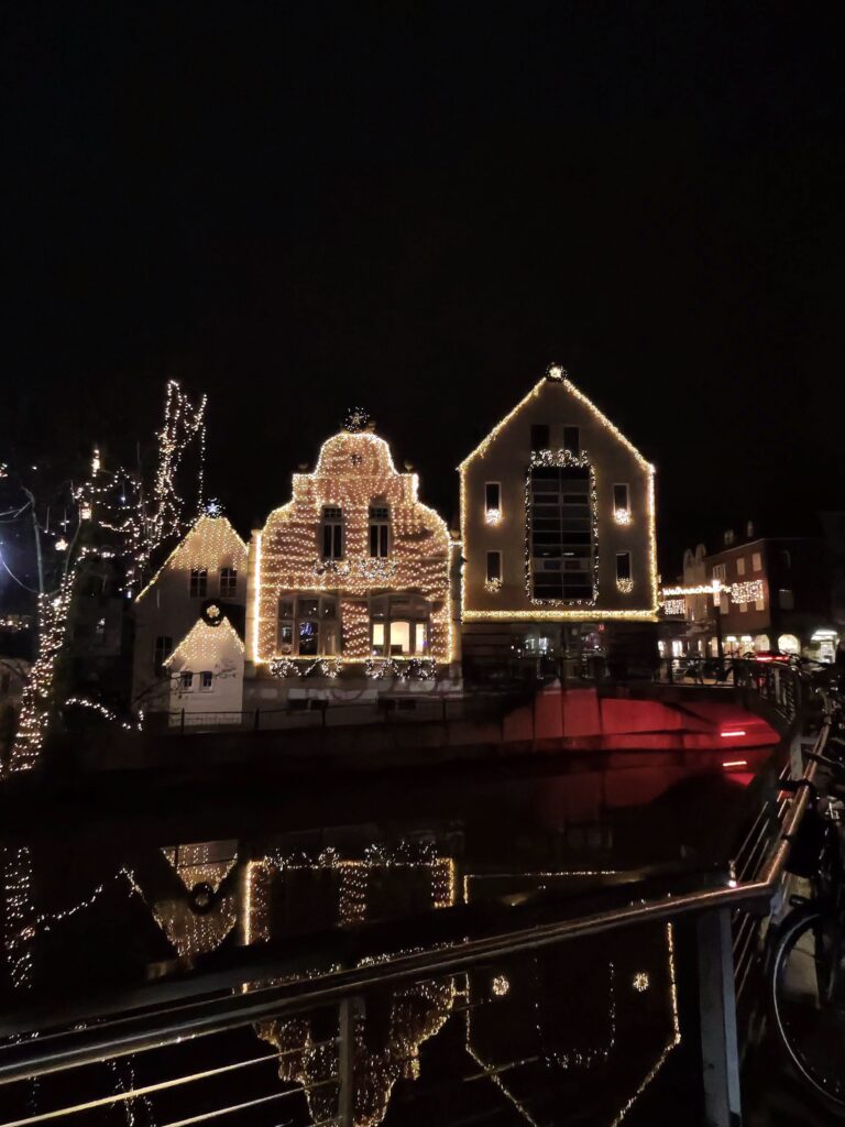 Ein Foto bei Nacht auf weihnachtlich beleuchtete Fassaden